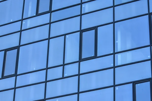 Bâtiment avec fenêtres en verre — Photo