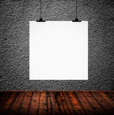 Beton duvar grunge odasında asılı boş kağıt