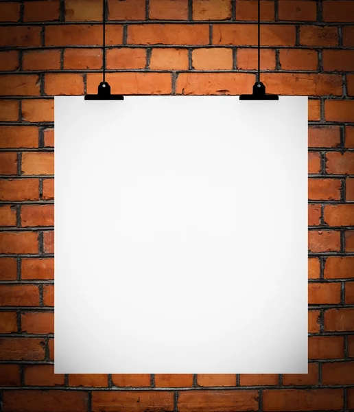 Tablero en blanco colgado en la pared de ladrillo — Foto de Stock