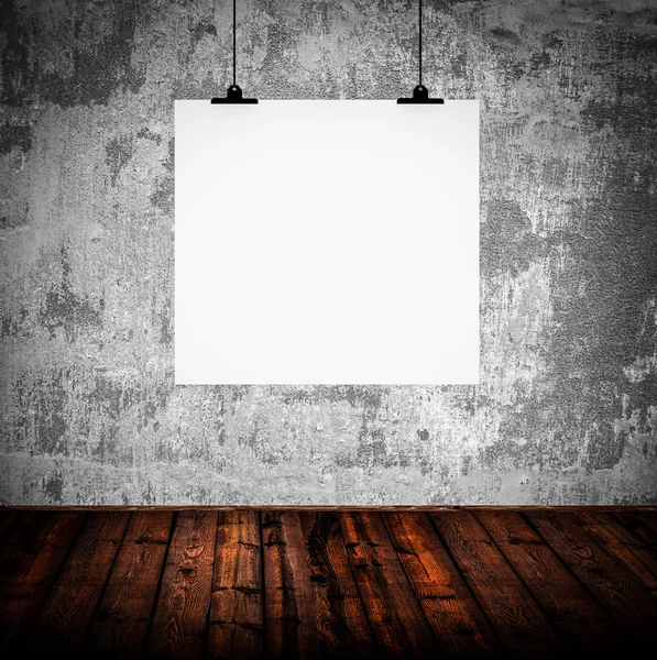 Interior of grunge empty room with white paper hanging on paper — Stock Photo, Image