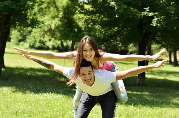 Retrato de volar feliz hermosa pareja al aire libre con propagación h —  Fotos de Stock