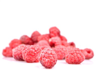 Grup üzerinde beyaz izole taze frambuaz