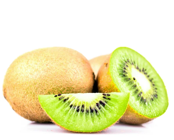 Fruto kiwi y sus segmentos cortados aislados sobre fondo blanco —  Fotos de Stock