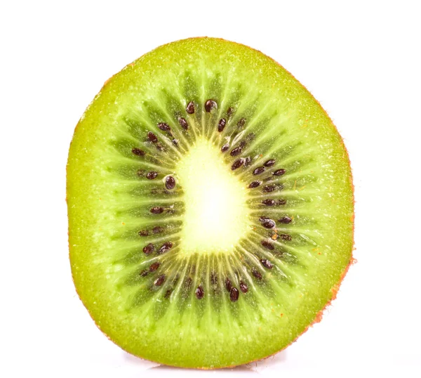 Fetta di kiwi fresco isolato su sfondo bianco — Foto Stock