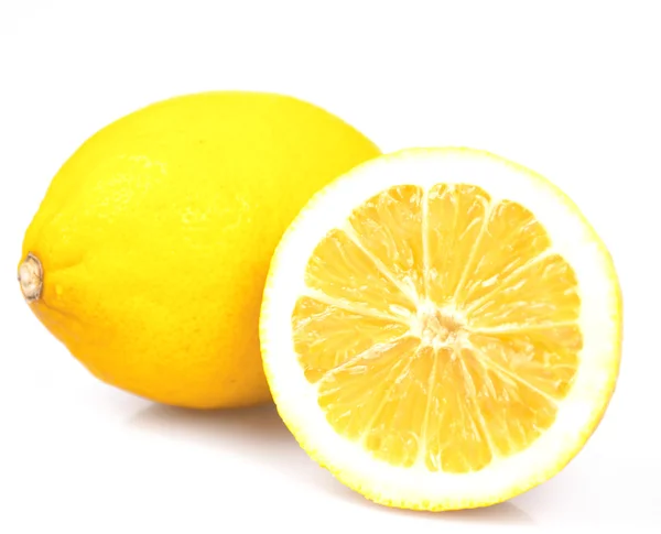 Limões maduros isolados sobre fundo branco — Fotografia de Stock