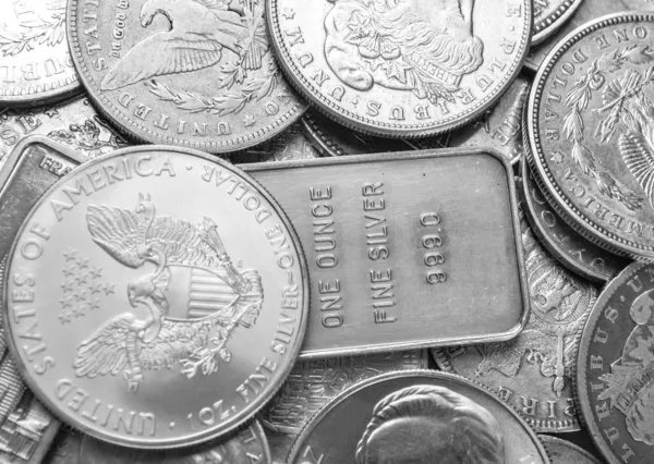 Silbermünzen und Barren Hintergrund — Stockfoto