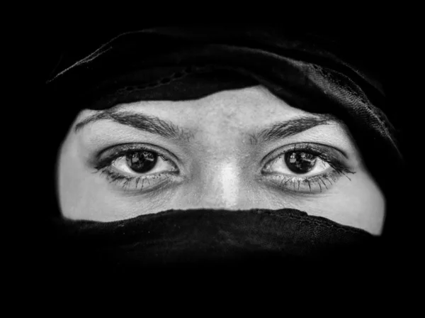 Porträtt av vackra arabiska kvinnan bär svart scarf i svart en — Stockfoto