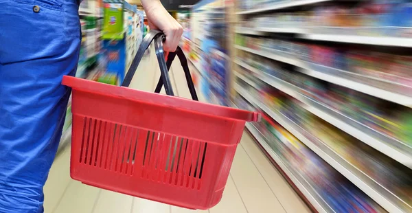 Cesta de compra vacía de mano - Concepto de compra — Foto de Stock