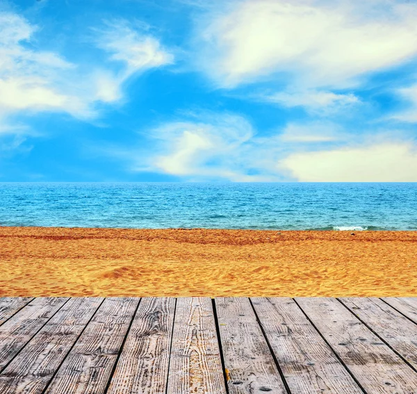 Písečná pláž a krajina s dřevěnou podlahou — Stock fotografie