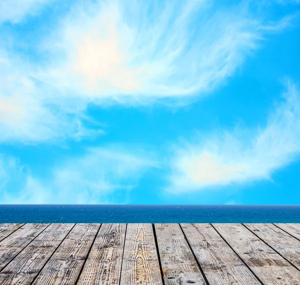 Море и небо против деревянного пола — стоковое фото