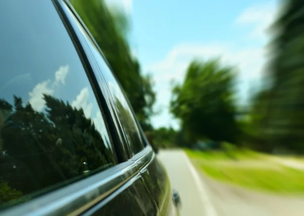 Coche de conducción rápida a través de carretera forestal - concepto de velocidad — Foto de Stock