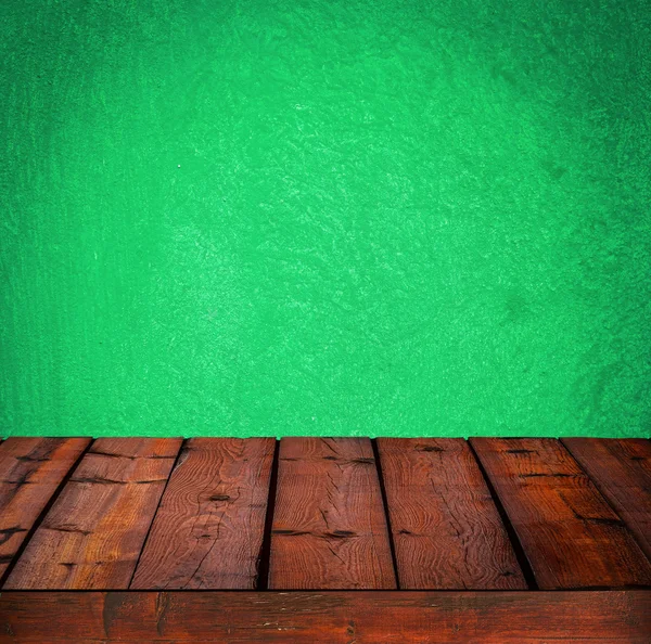 Fundo com mesa de madeira e parede verde grunge — Fotografia de Stock