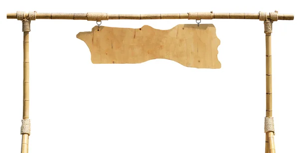 Prázdné dřevěné desce visí z bambusový rám s provazy, samostatný — Stock fotografie
