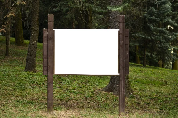 Lege houten billboard in park — Stockfoto