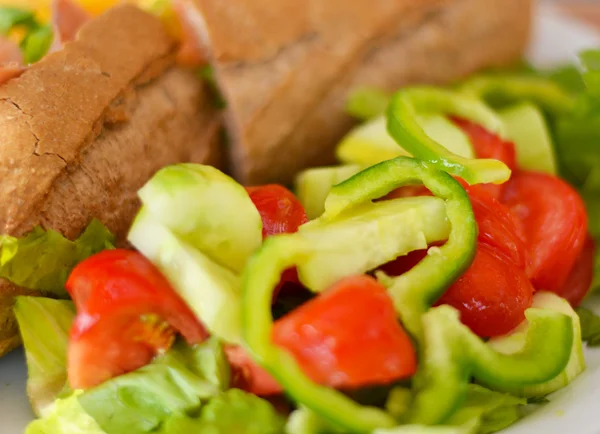 Sandviç sebze ve somon füme — Stok fotoğraf