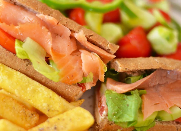 Sandwich met groenten en gerookte zalm — Stockfoto