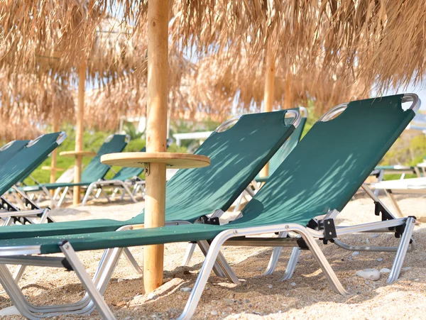 Сонячні ліжка на пляжі концепція відпустки — стокове фото