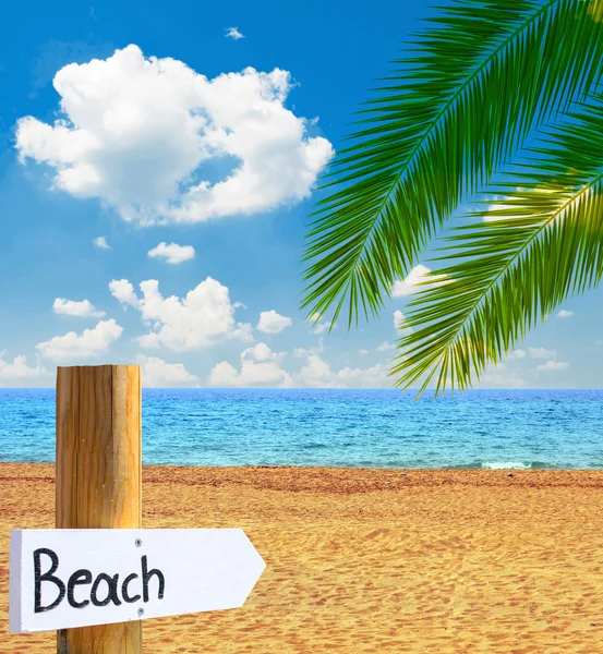 Cennet plaj ve deniz ile ahşap tahta yön th için gösterilen — Stok fotoğraf