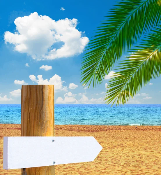 Paradise beach with empty wooden sign - Vacation concept — Stock Photo, Image