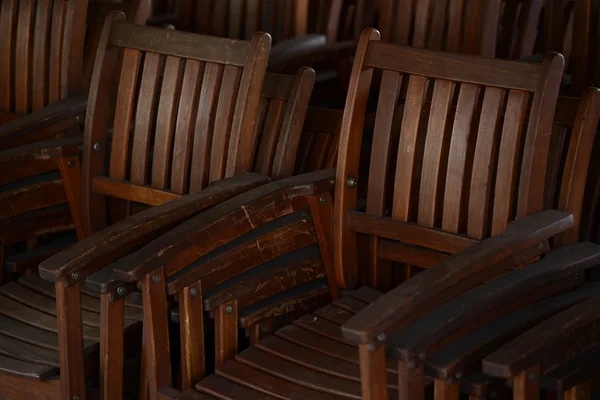 Группа старинных деревянных стульев — стоковое фото