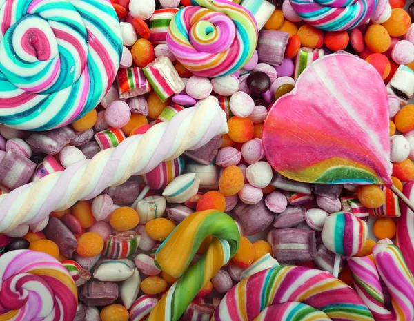 Çeşitli renkli şekerler çok renkli arka plan yaptı — Stok fotoğraf
