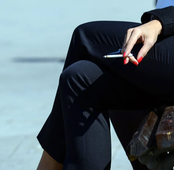 Vrouw hand bedrijf sigaret — Stockfoto