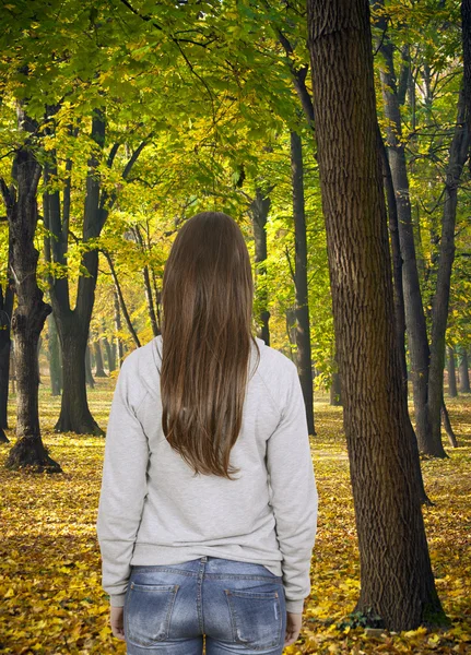 Woman walking in autumn forest — Stock Photo, Image