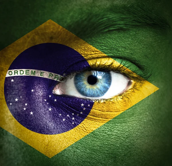 Menschengesicht mit brasilianischer Flagge bemalt — Stockfoto