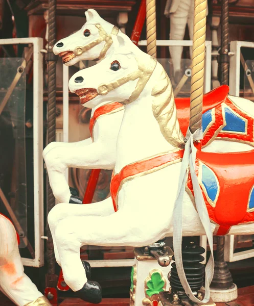 Carrousel - eerlijke conceptuele achtergrond met paarden — Stockfoto