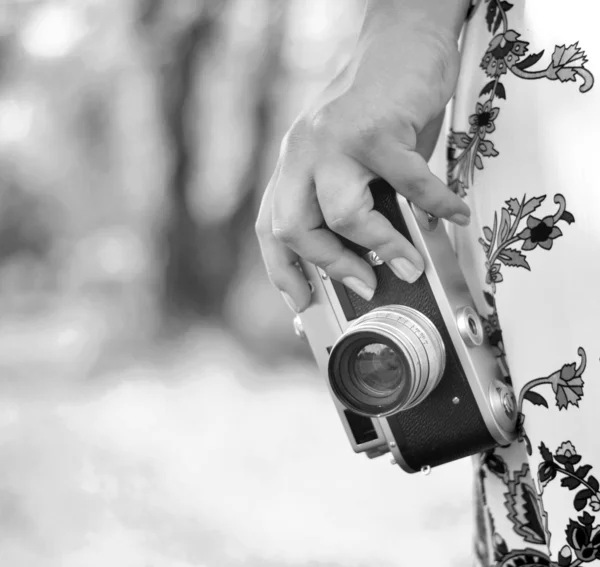 Жінка рука тримає ретро камеру крупним планом — стокове фото