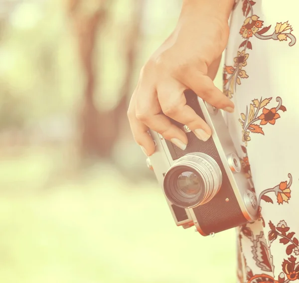 Woman hand holding retro camera close-up — Stock Photo, Image