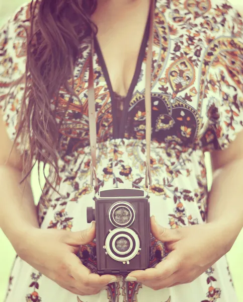 Imagen retro de las manos de mujer sosteniendo la cámara vintage al aire libre — Foto de Stock