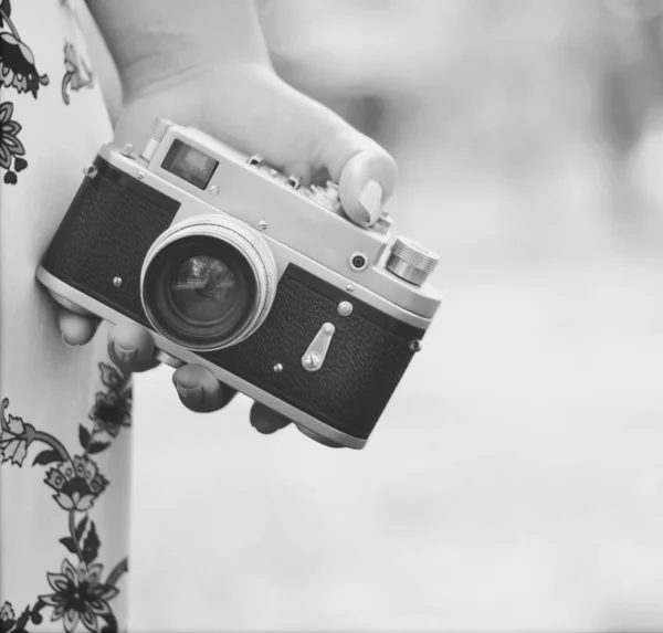 Close up de mão mulher segurando câmera retro — Fotografia de Stock