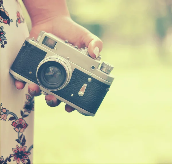 Tutup tangan wanita memegang kamera retro — Stok Foto