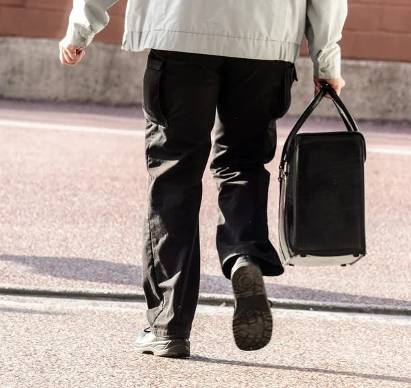 Мужчина ходит с бизнес-сумкой — стоковое фото