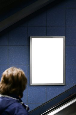 adam boş billboard üzerinde yürüyen merdiven tırmanma sırasında bakan