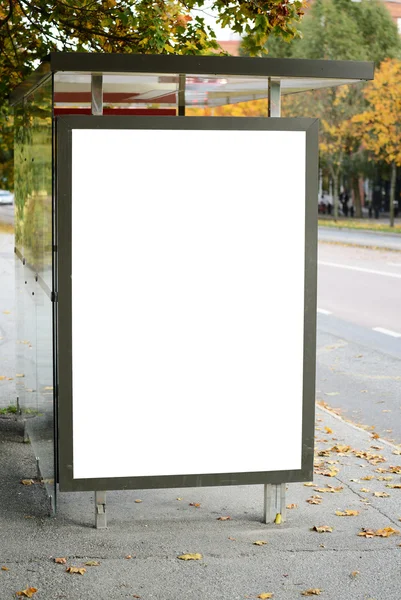 Panneau d'affichage vierge sur la gare routière de la ville — Photo