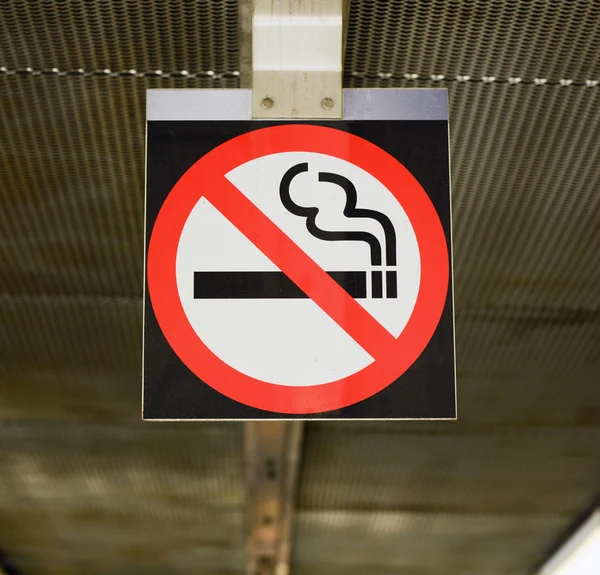 禁止吸烟标志挂在天花板上 — 图库照片