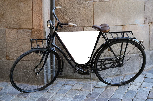 Велосипед Retro с доской для рекламы — стоковое фото