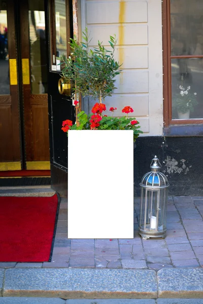 Placa de menu em branco na frente do restaurante — Fotografia de Stock