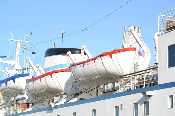 Botes salvavidas instalados en la cubierta blanca grande del transatlántico —  Fotos de Stock