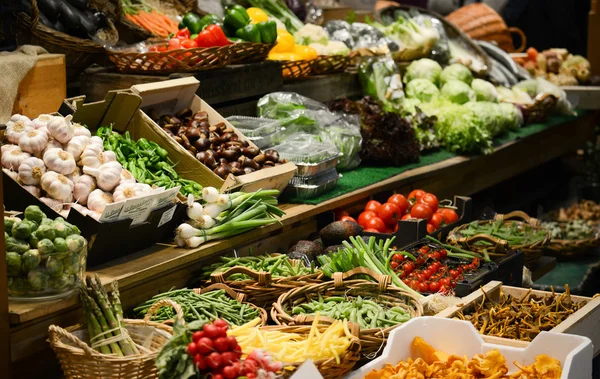 Mercado de frutas com várias frutas e legumes frescos coloridos - — Fotografia de Stock