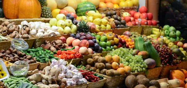 Mercado de frutas con varias frutas y verduras frescas de colores - — Foto de Stock