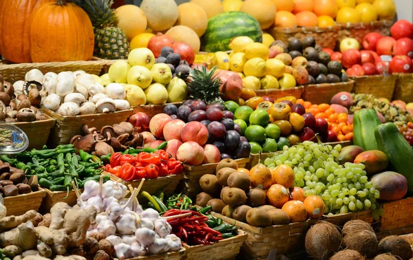 Mercado de frutas con varias frutas y verduras frescas de colores - —  Fotos de Stock