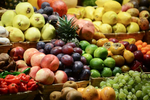 Targ owocowy z różnymi kolorowymi owocami i warzywami - — Zdjęcie stockowe