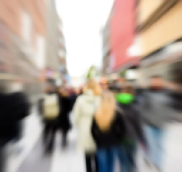 Kalabalık şehirde insanlar alışveriş — Stok fotoğraf