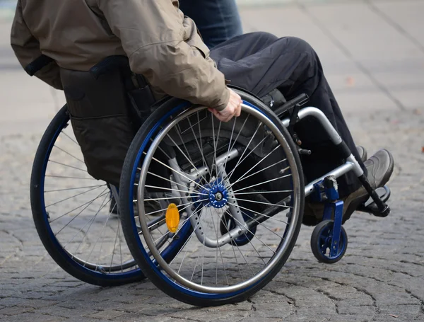 Man in een rolstoel — Stockfoto