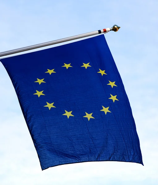 De vlag van de EU tegen blauwe hemel — Stockfoto