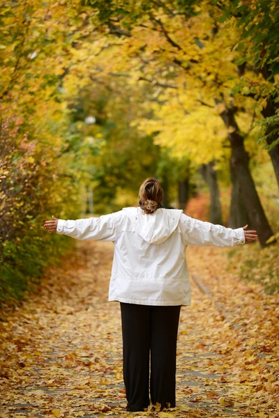 Genieten van schoonheid van de vrouw van de herfst — Stockfoto