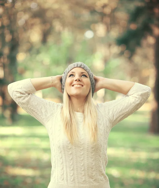 秋の森の空に見上げる幸せな女 — ストック写真